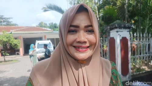 Indah Damayanti Putri (Umi Dinda) saat ditemui awak media seusai menghadiri acara perayaan hari ulang tahun Lalu Muhamad Iqbal di Praya, Lombok Tengah, Rabu (10/7/2024).