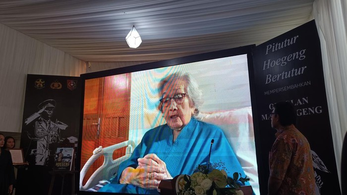 Istri Jenderal Hoegeng, Meriyati Hoegeng, menyampaikan sambutan lewat rekaman video di pameran Pitutur Hoegeng dan peluncuran buku Hoegeng: Moral, Etika, dan Jalan Hidup