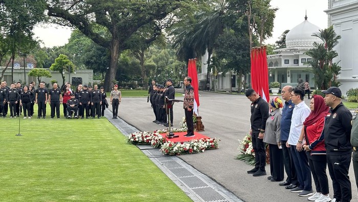 Presiden Joko Widodo (Jokowi) melepas kontingen Indonesia ke Olimpiade Paris 2024, Rabu (10/7/2024). Para atlet akan segera terbang ke Paris.