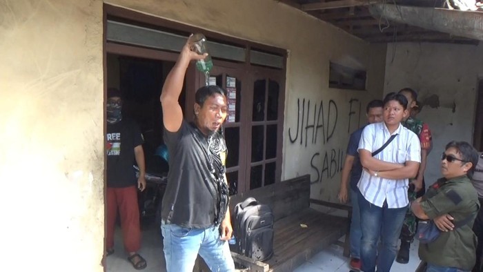 Kakak beradik di Pekalongan mengancam bakar diri untuk menolak rumah mereka dieksekusi petugas, Rabu (10/7/2024).