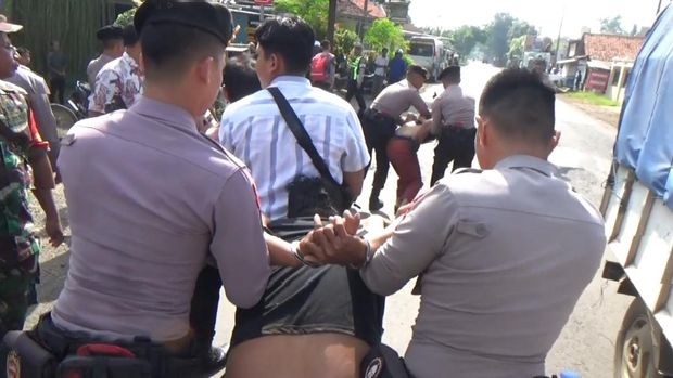 Kakak beradik di Pekalongan mengancam bakar diri untuk menolak rumah mereka dieksekusi petugas, Rabu (10/7/2024).