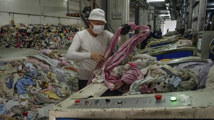 Sampah pakaian bekas di China tengah menjadi masalah yang mendesak. Sebuah pabrik mengolah pakaian bekas tersebut menjadi pakaian branded.
