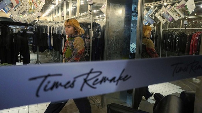 Kala Pakaian Bekas Disulap Jadi Baju Branded di China Sampah pakaian bekas di China tengah menjadi masalah yang mendesak. Sebuah pabrik mengolah pakaian bekas tersebut menjadi pakaian branded.