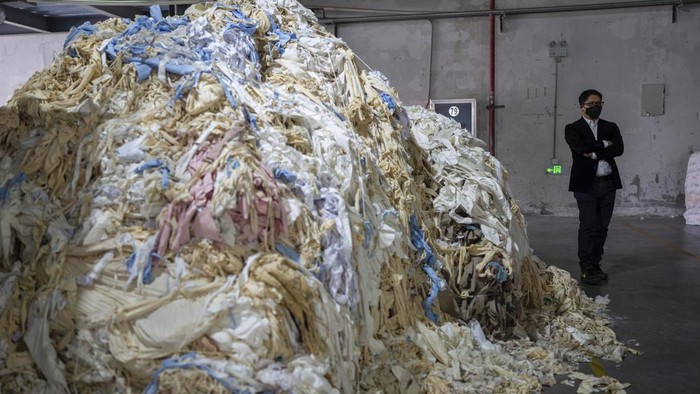 Kala Pakaian Bekas Disulap Jadi Baju Branded di China Sampah pakaian bekas di China tengah menjadi masalah yang mendesak. Sebuah pabrik mengolah pakaian bekas tersebut menjadi pakaian branded.