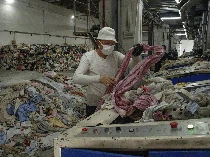 Kala Pakaian Bekas Disulap Jadi Baju Branded di China