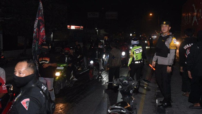 Kapolres Lamongan AKBP Bobby A Condroputra mengawasi pengamanan pengesahan warga baru PSHT setempat