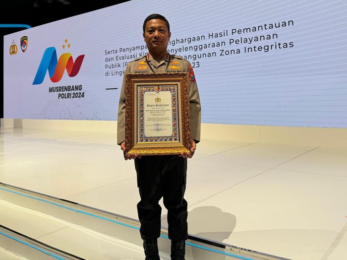 Kapolres Mojokerto Kota AKBP Daniel S Marunduri dan penghargaan pelayanan prima yang diterimanya