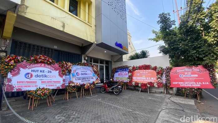 Karangan bunga di kantor detikJatim