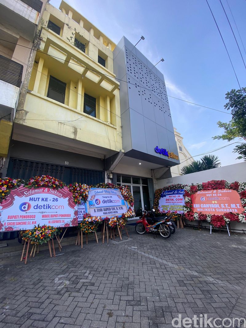 Karangan bunga di kantor detikJatim