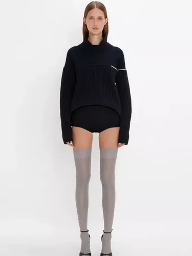 Victoria Beckham rilis kaus kaki berbahan sutra.