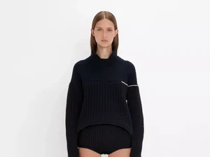 Victoria Beckham Rilis Kaus Kaki dari Sutra, Harganya Rp 3,1 Juta
