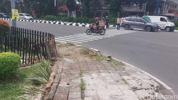 Kecelakaan akibat terobos lampu merah hingga tewaskan satu pemobil terjadi di Jalan Raya Pajajaran, Kota Bogor, Jabar. Begini penampakan lokasi kecelakaan. (Sholihin/detikcom)