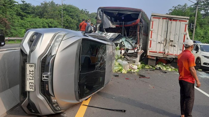 Bus Primajasa Tabrak 8 Kendaraan di Tol Cipularang Korban Luka 3 orang