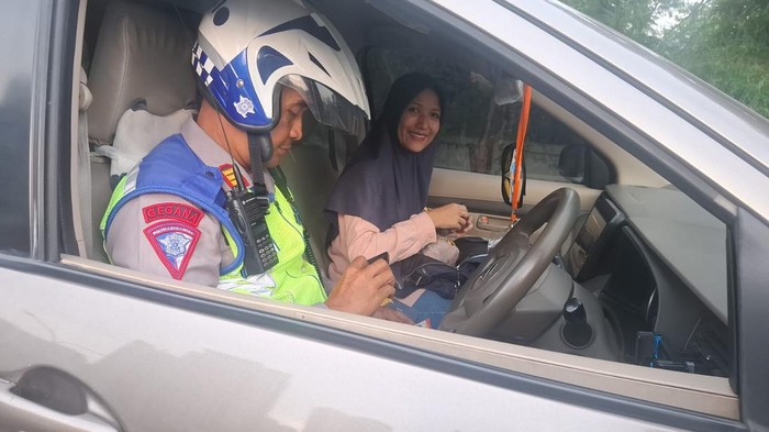 Kemacetan sempat terjadi di jalan layang Gelong, Jakbar karena ada mobil yang berhenti. Polisi mengecek dan mengetahui pengemudi alami takut ketinggian. (dok Istimewa)