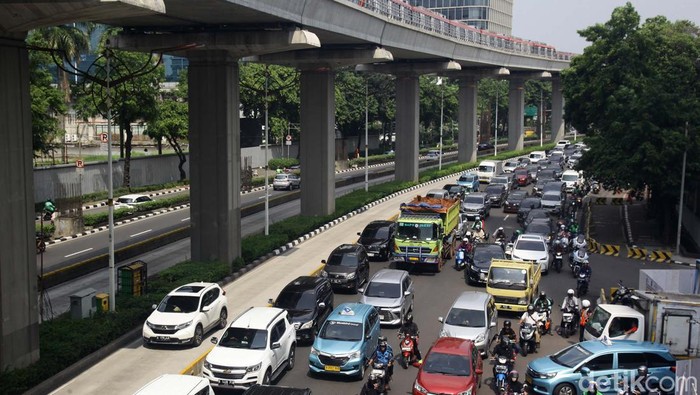 Kemacetan parah terjadi di Jl Rasuna Said, Jakarta Selatan akibat adanya proyek revitalisasi trotoar. Begini potretnya.