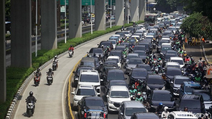 Kemacetan parah terjadi di Jl Rasuna Said, Jakarta Selatan, akibat adanya proyek revitalisasi trotoar. Begini potretnya.