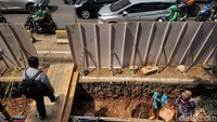 Proyek ini juga membuat pejalan kaki tidak nyaman.  