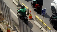 Jalur yang seharusnya untuk pejalan kaki diterobos pemotor.  