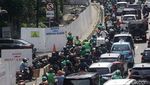 Kemacetan Terdampak Proyek Revitalisasi Trotoar Jalan Rasuna Said Jakarta