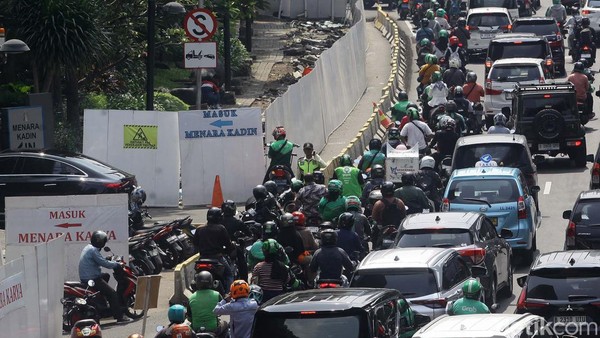 Kemacetan Terdampak Proyek Revitalisasi Trotoar Jalan Rasuna Said Jakarta