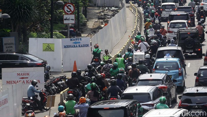 Kemacetan parah terjadi di Jl Rasuna Said, Jakarta Selatan akibat adanya proyek revitalisasi trotoar. Begini potretnya.