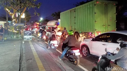 Kendaraan mengular dari arah barat menuju Denpasar di Kelurahan Kapal, Badung, Rabu (10/7/2024) malam. (Agus Eka Purna Negara/detikBali)