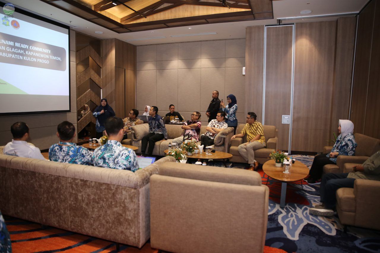 Kepala BMKG Dwikorita Karnawati saat Rakor Peningkatan Upaya Mitigasi dan Peringatan Dini Bahaya Gempabumi dan Tsunami di Kawasan Bandara Yogyakarta International Airport (YIA), Jumat (5/7/2024). (Dok. BMKG)