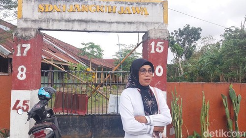Kepala SDN 1 Jangkih Jawa Baiq Aminah seusai menunjukkan penyegelan di gerbang sekolah. (Edi Suryansyah/detikBali)