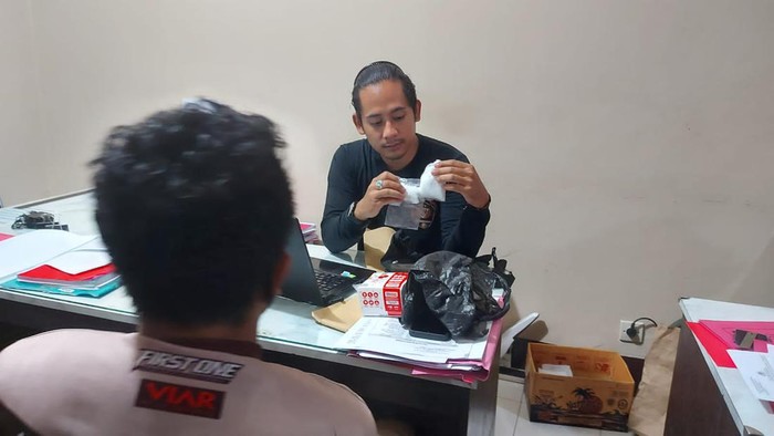 Ketua Cabang PMII Lombok Timur, NTB, Zul Harman Prayana, ditangkap polisi di Lombok Timur akibat menjadi pengedar sabu-sabu. (Dok. Penyidik Satres Narkoba Polres Lombok Timur)