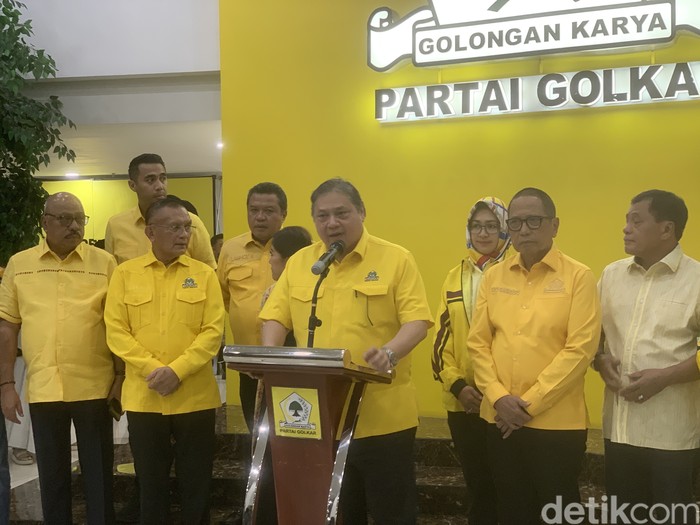 Ketum Golkar Airlangga Hartarto pimpin rapat pleno jelang Pilkada 2024 (Taufiq S/detikcom)