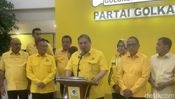 Ketum Golkar Airlangga Hartarto pimpin rapat pleno jelang Pilkada 2024 (Taufiq S/detikcom)
