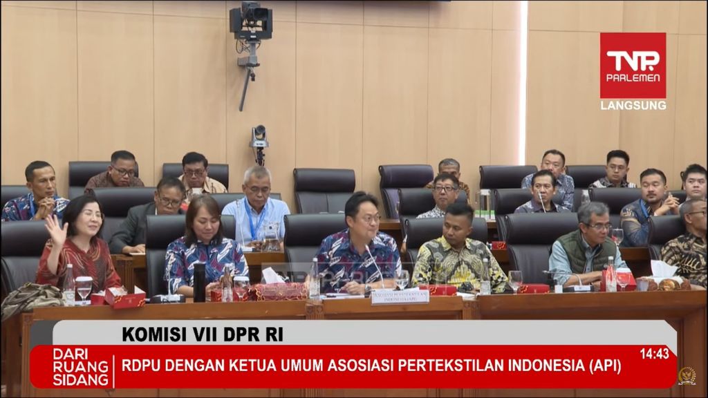 (kiri ke kanan) Ketua API Jawa Timur Sherlina Kawilarang, Wakil Ketua Umum API Bidang Perdagangan Luar Negeri Anne Patricia Susanto, Ketua Umum API Jemmy Kartiwa Sastratmaja, Ketua Umum Asosiasi Produsen Serat dan Benang Filament Indonesia (APSyFI) Redma Gita Wirawasta, dan Direktur Eksekutif API Danang Girindrawardana saat  Komisi VII DPR RI Rapat Dengar Pendapat Umum  terkait Permasalahan Terpuruknya Industri Tekstil Nasional., Rabu, 10 Juli 2024 (tangkapan layar Youtube)
