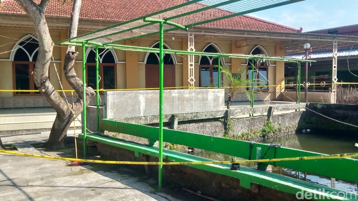 Kolam SMAN 1 Cawas, Klaten berada di selatan kompleks sekolah. Di tengah kolam terdapat taman dengan air terjun buatan dan di barat terdapat masjid sekolah.