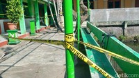 Di sisi timur dan Selatan merupakan ruang kelas X SMAN 1 Cawas, Klaten, dan di utara berupa jalan serta tempat parkir. Kolam hanya berukuran sekitar 5x10 meter dengan kedalaman dari pagar kolam sekitar 3 meter.