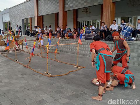 Kontingen Kulon Progo menampilkan olahraga Geblegan di Taman Budaya Kulon Progo, DIY, Rabu (10/7/2024).