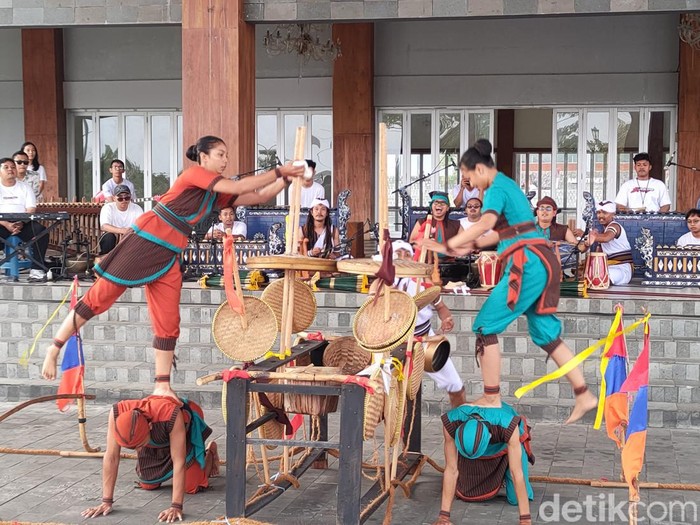 Kontingen Kulon Progo menampilkan olahraga Geblegan di Taman Budaya Kulon Progo, DIY, Rabu (10/7/2024).
