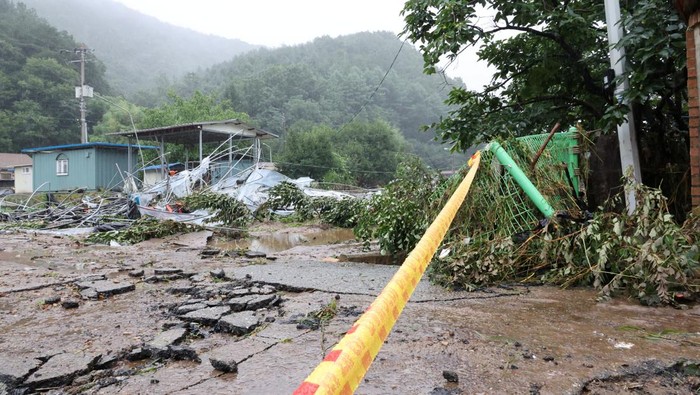 Korsel Diterjang Banjir dan Tanah Longsor Usai Hujan Lebat Banjir dan tanah longsor terjadi di Daegu, Korea Selatan. Peristiwa ini terjadi usai di guyur hujan lebat.