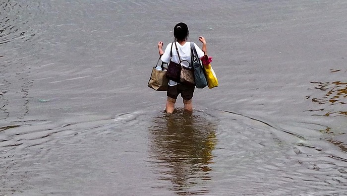 Korsel Diterjang Banjir dan Tanah Longsor Usai Hujan Lebat Banjir dan tanah longsor terjadi di Daegu, Korea Selatan. Peristiwa ini terjadi usai di guyur hujan lebat.