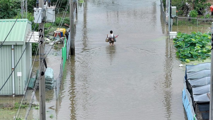 Banjir dan tanah longsor terjadi di Daegu, Korea Selatan. Peristiwa ini terjadi usai di guyur hujan lebat.