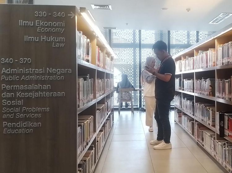 Potret Gen Z Asyik Nge-date di Perpustakaan Jakarta