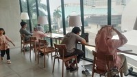 Perpustakaan Jakarta jadi perpustakaan yang banyak dikunjungi oleh muda-mudi mulai dari pelajar SD hingga mahasiswa. Ada yang memang datang untuk mengerjakan tugas, bekerja, atau hanya untuk membaca buku. (Muhammad Lugas Pribady/detikTravel)
