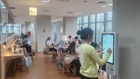 Selain koleksi buku yang komplet, mulai dari novel, sastra, hingga buku-buku pelajaran, perpustakaan Jakarta juga memberikan Wifi gratis, yang secara kualitas juga nggak kaleng-kaleng. (Muhammad Lugas Pribady/detikTravel)
