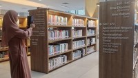 Bahkan ada pengunjung yang mengabadikan foto di antara rak-rak buku. Perpustakaan Jakarta memang begitu estetik, pas buat berfoto dan menambah postingan feed di media sosial. (Muhammad Lugas Pribady/detikTravel)