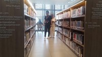 Gen Z juga asyik Library Date di sini. Mereka berbincang-bincang dengan suara pelan. Saat memegang buku, mereka juga bisa saling cuek, masing-masing menyimak isi buku yang dipilih. (Muhammad Lugas Pribady/detikTravel)