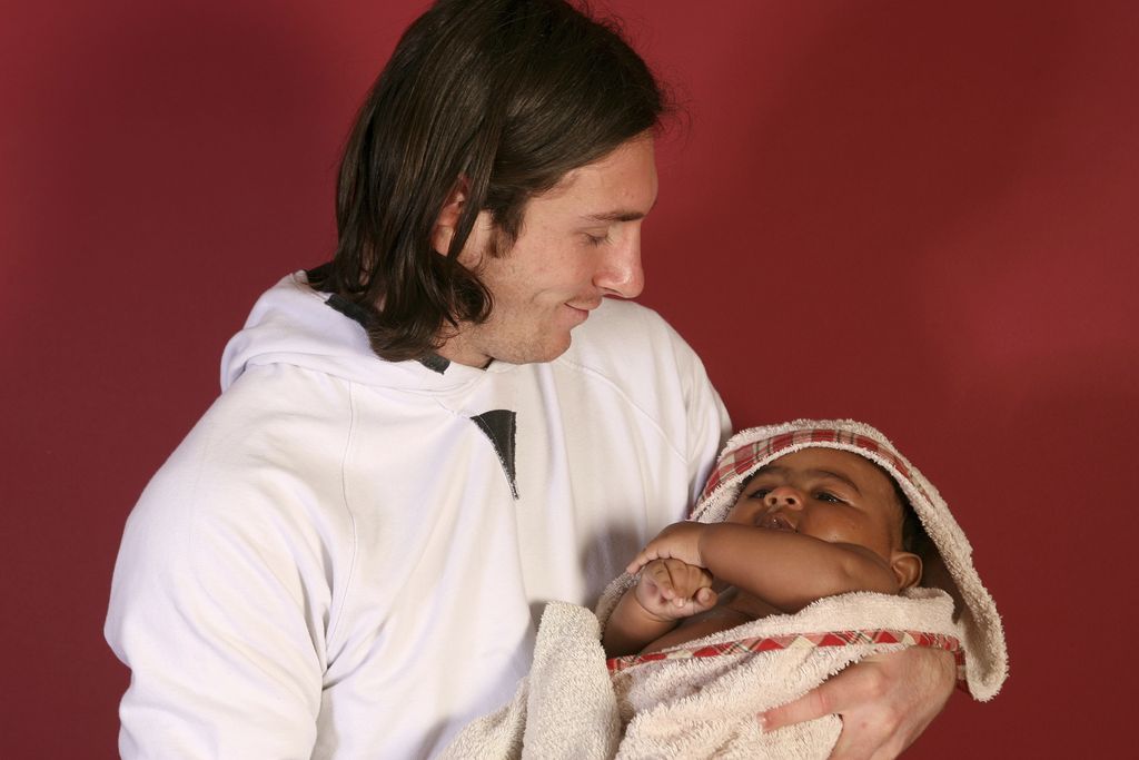 Lionel Messi bersama Lamine Yamal dari Spanyol saat masih bayi. (AP Photo/Joan Monfort)