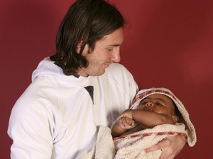 Mengungkap Foto Viral Messi Mandikan Lamine Yamal saat Bayi