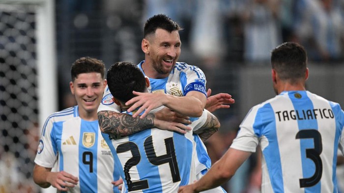 EAST RUTHERFORD, NEW JERSEY - JULY 09: Lionel Messi #10 of Argentina celebrates with teammates after scoring during the second half of the semi-final match between Canada and Argentina in the CONMEBOL Copa America USA 2024 at MetLife Stadium on July 09, 2024 in East Rutherford, New Jersey. (Photo by Robin Alam/ISI Photos/Getty Images)