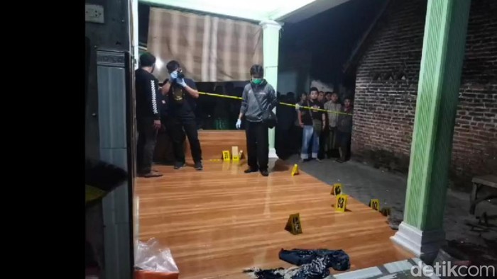 Lokasi buruh pabrik di Pasuruan ditemukan tewas di depan rumahnya
