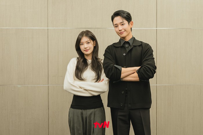 Pemain drama Korea Love Next Door saat script reading pertama.