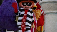 Hamburglar menjadi maskot antagonis yang bisa ditemui di McDOnalds. Mengenakan baju garis hitam dan putih, ia digambarkan sebagai seorang pencuri. Foto: Mashed